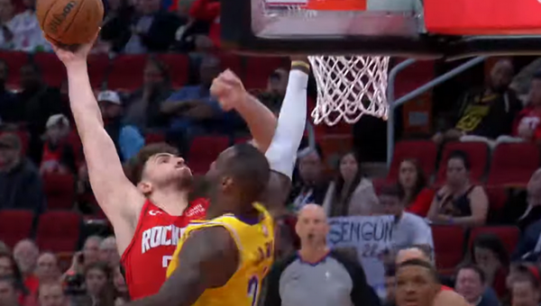 Gražiausias NBA nakties epizodas - „Rockets“ aukštaūgio dėjimas per L. Jamesą (VIDEO)